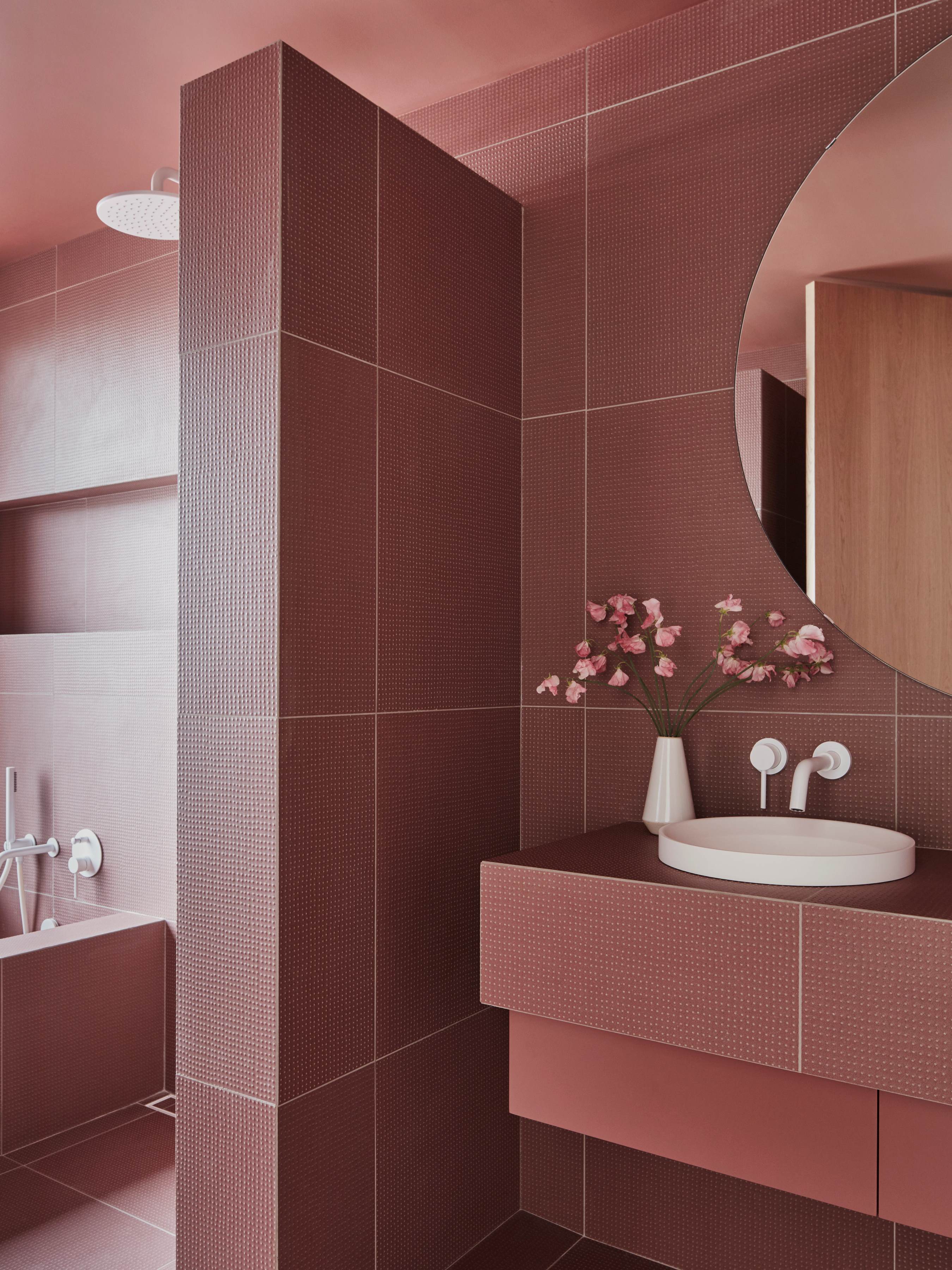 sink, indoors, corner, lamp, sink faucet, bathing, bathtub, person, tub, interior design